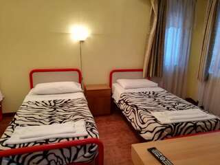 Хостелы Welcome Hostel Бухарест Односпальная кровать в общем номере для мужчин и женщин-2