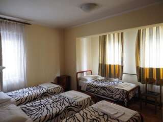 Хостелы Welcome Hostel Бухарест Кровать в общем 4-местном номере для мужчин и женщин-1