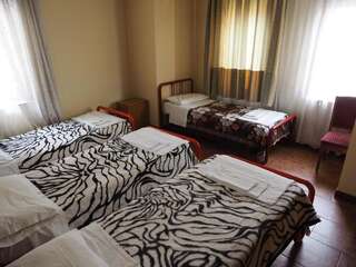 Хостелы Welcome Hostel Бухарест Кровать в общем 4-местном номере для мужчин и женщин-2